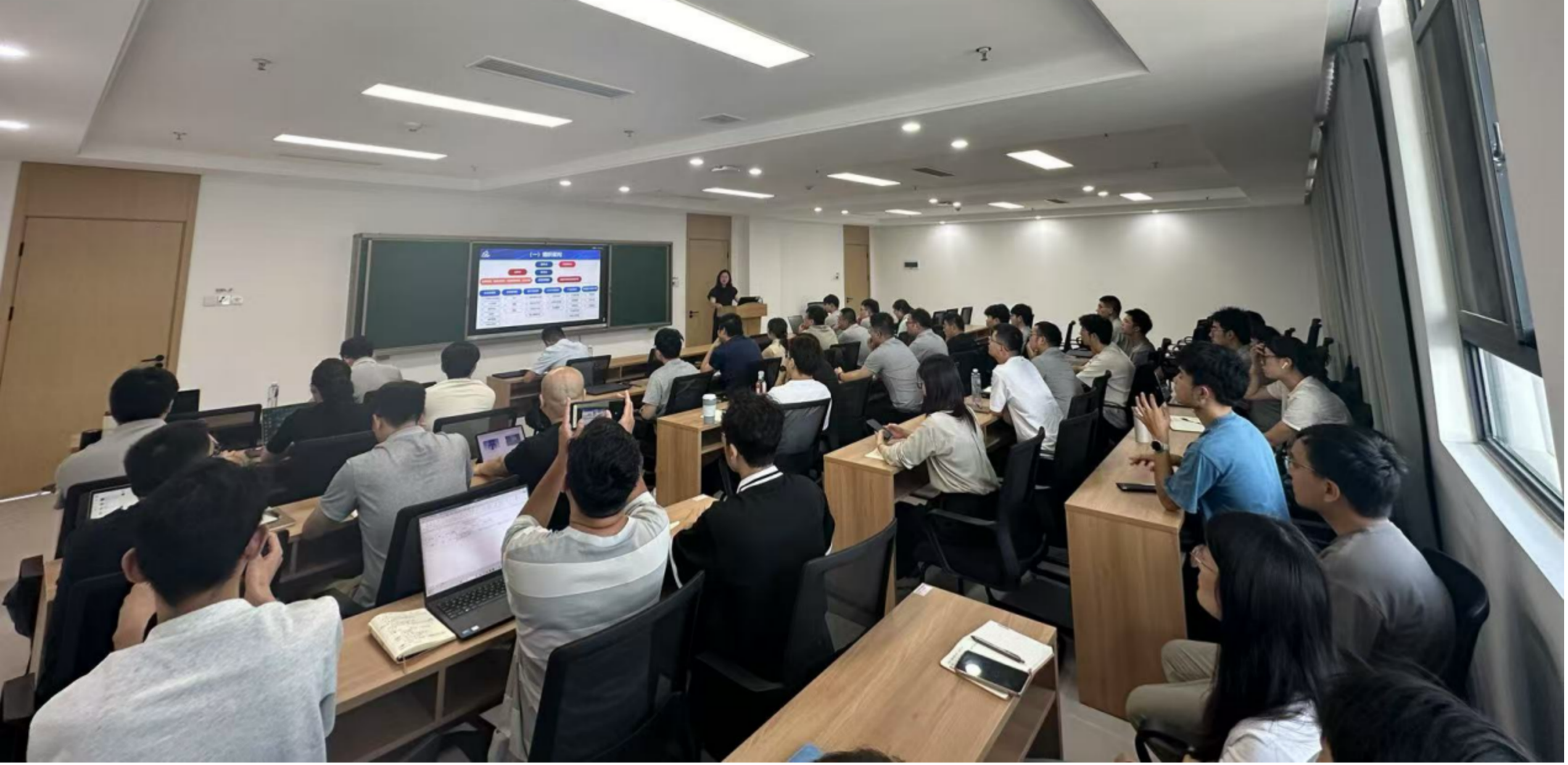 公司2025年二季度新员工入职培训举行